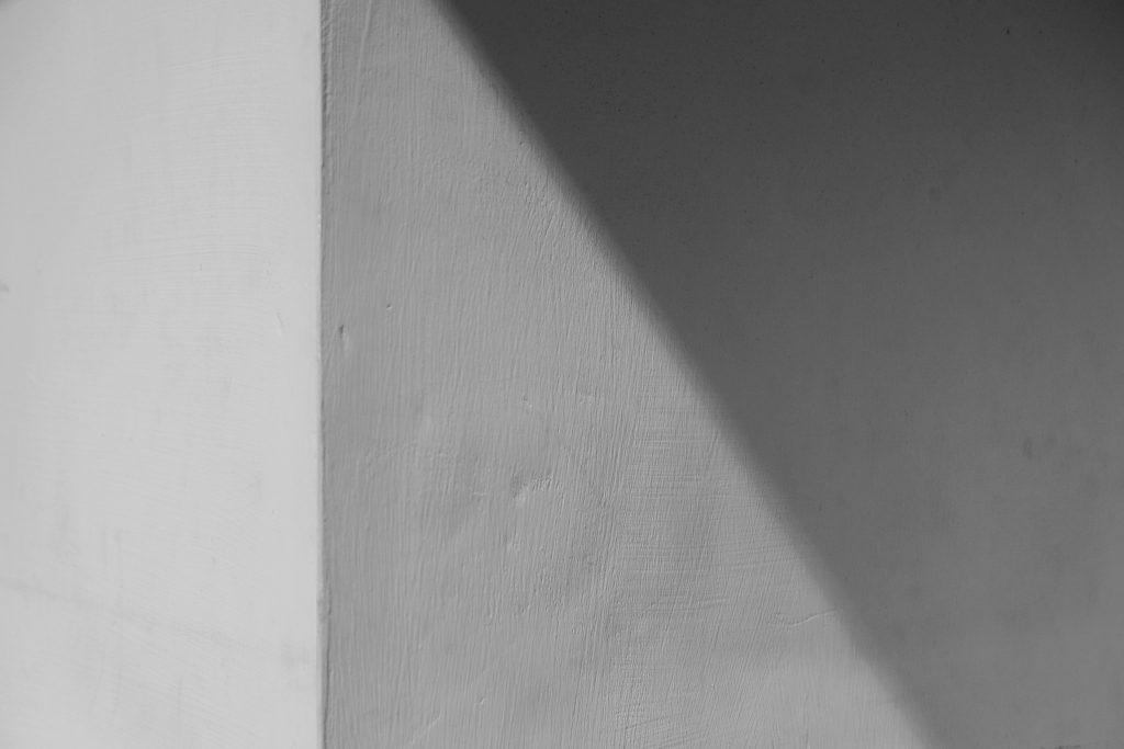 ein-schwarz-weiss-foto-einer-person-auf-einem-skateboard-oSAE-2NVx6I