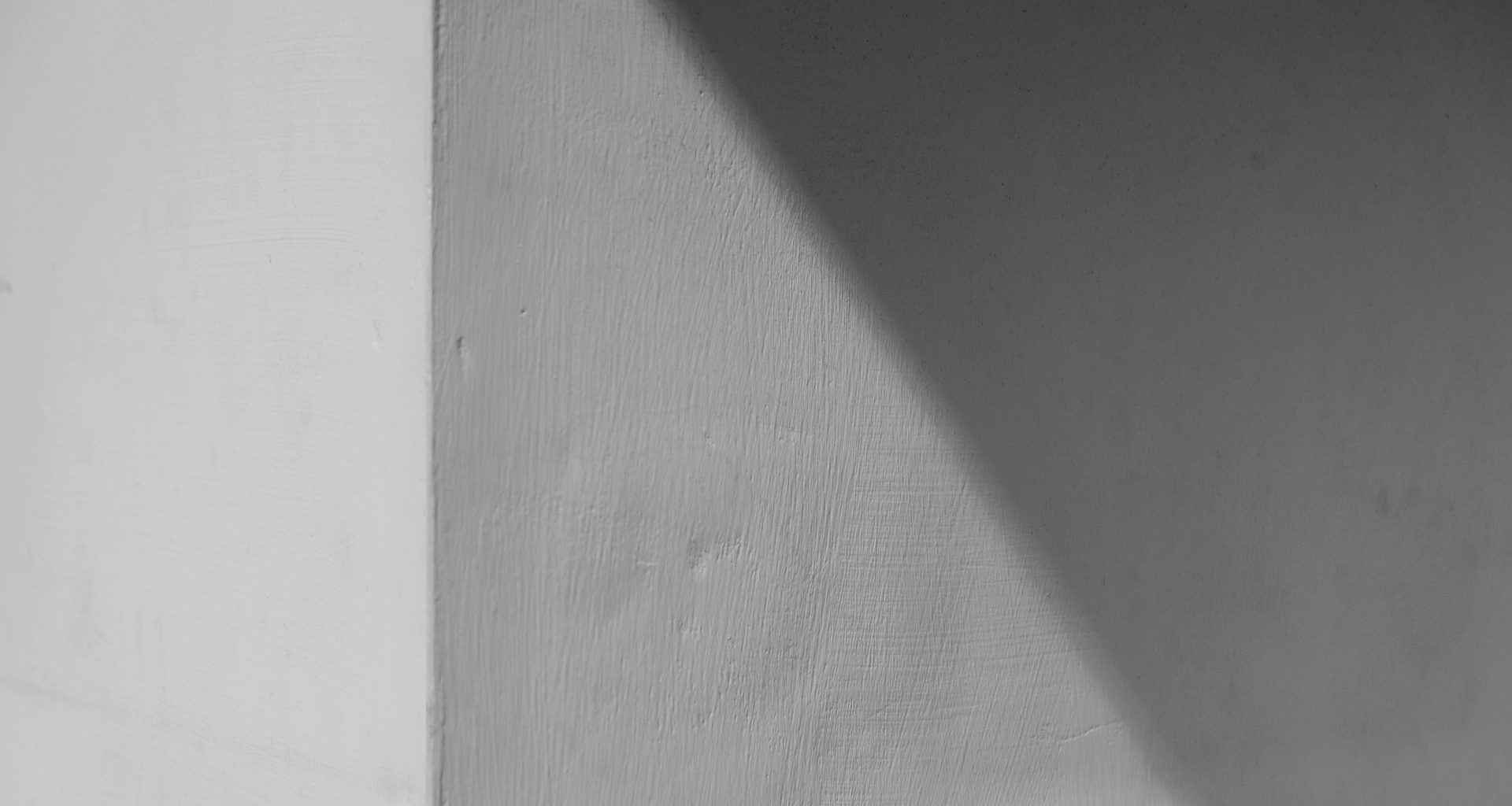 ein-schwarz-weiss-foto-einer-person-auf-einem-skateboard-oSAE-2NVx6I