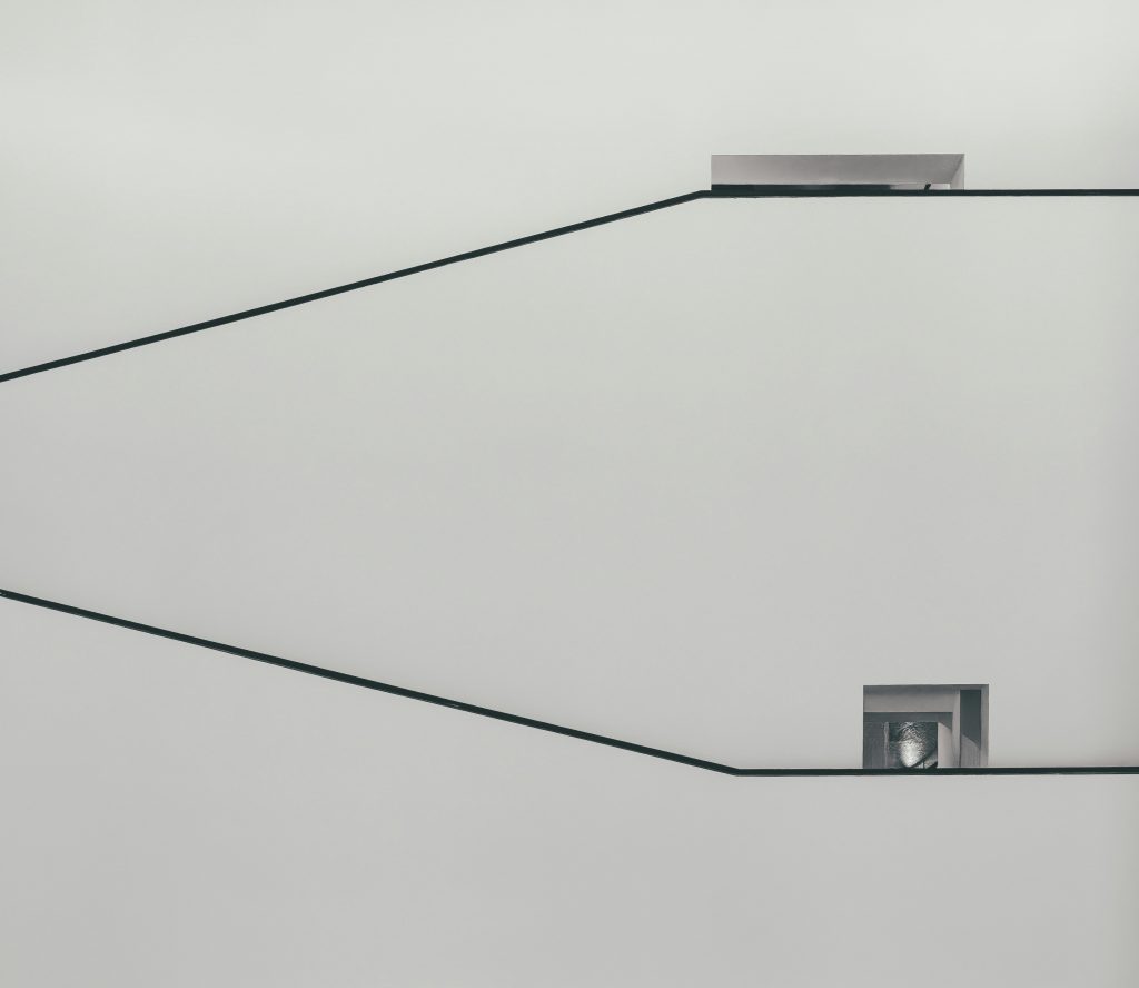 ein-schwarz-weiss-foto-eines-quadratischen-objekts-auf-einem-draht-l2nA1VF6uI4