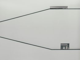 ein-schwarz-weiss-foto-eines-quadratischen-objekts-auf-einem-draht-l2nA1VF6uI4