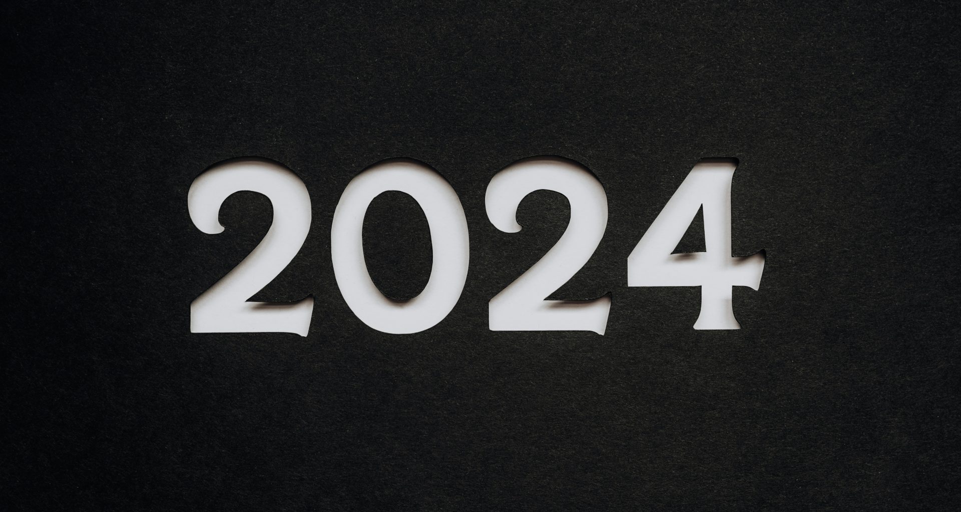 ein-schwarz-weiss-foto-der-zahl-vierundzwanzig-QAEMiOggnmU