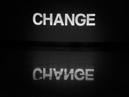 ein-schwarz-weiss-foto-des-wortwechsels-5RjdYvDRNpA