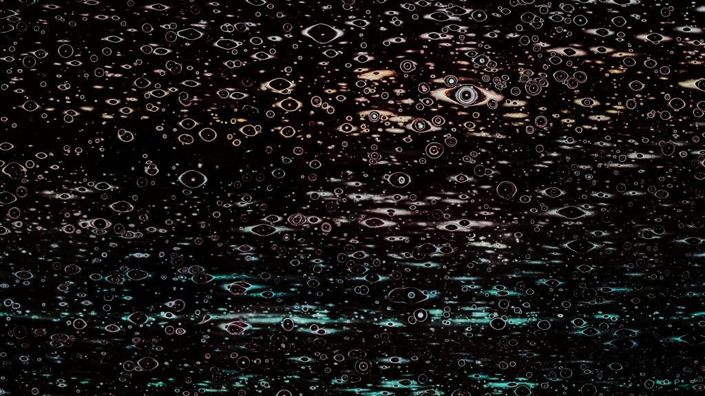 ein-schwarz-weiss-foto-von-wasserblasen-jyfk4RzAQuw