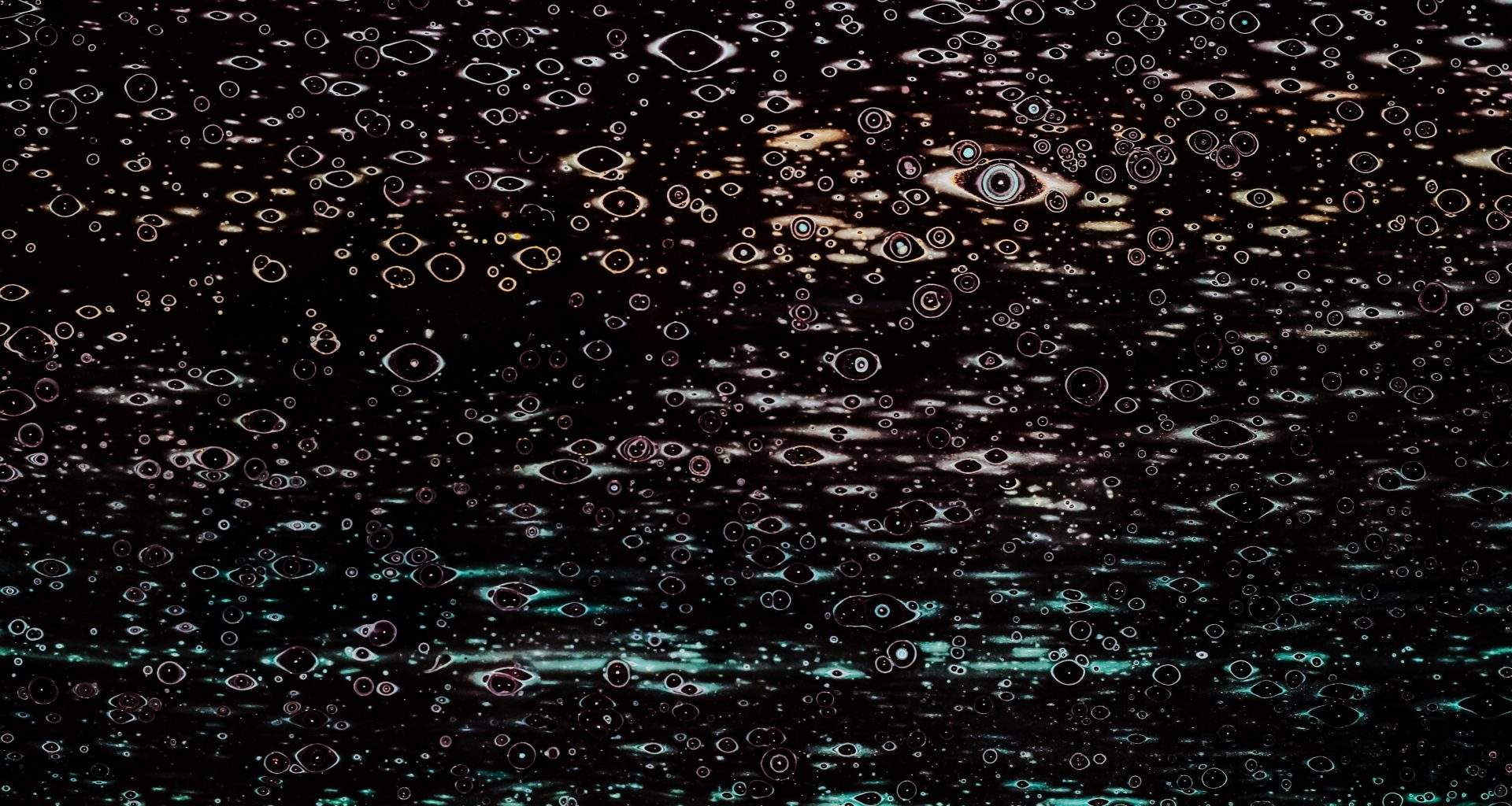 ein-schwarz-weiss-foto-von-wasserblasen-jyfk4RzAQuw