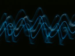 ein-schwarzer-hintergrund-mit-einer-blauen-lichtwelle-eybM9n4yrpE