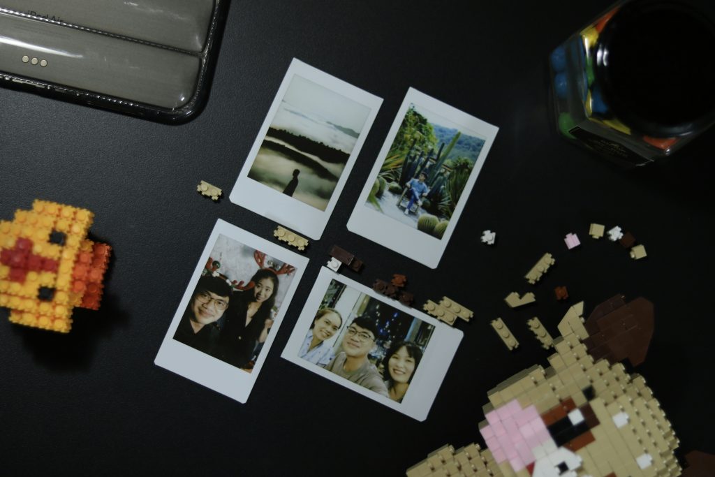 ein-schwarzer-tisch-mit-bildern-von-menschen-und-legos-fHVGhcPgxYc