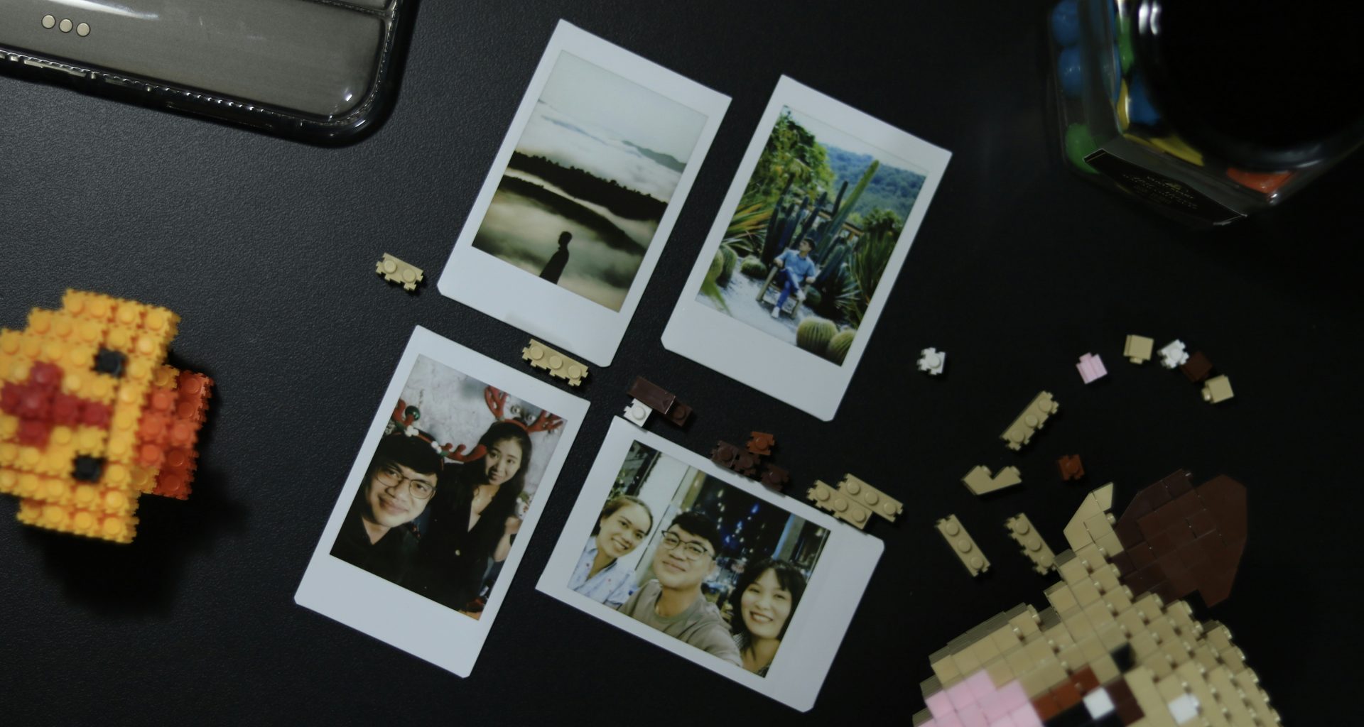 ein-schwarzer-tisch-mit-bildern-von-menschen-und-legos-fHVGhcPgxYc