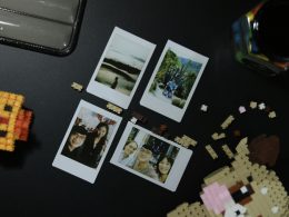 ein-schwarzer-tisch-mit-bildern-von-menschen-und-legos-fHVGhcPgxYc