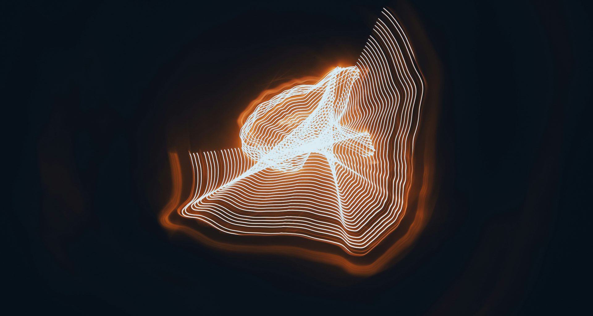 ein-verschwommenes-bild-der-hand-einer-person-im-dunkeln-773Un-QyX6I