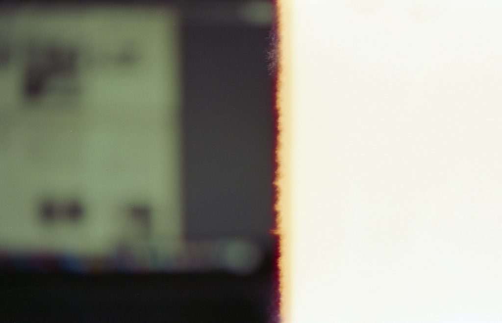 ein-verschwommenes-foto-eines-mobiltelefons-mit-verschwommenem-hintergrund-J7A91obDygs