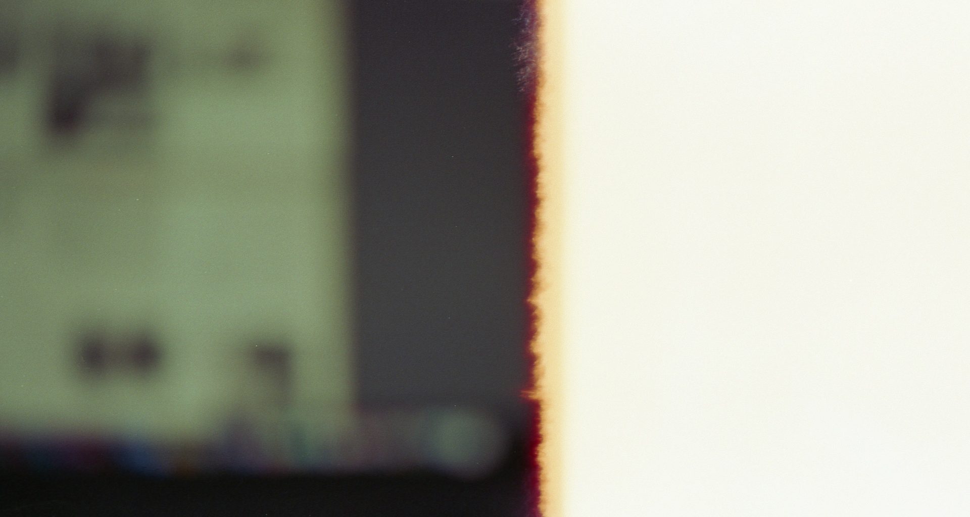 ein-verschwommenes-foto-eines-mobiltelefons-mit-verschwommenem-hintergrund-J7A91obDygs