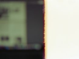 ein-verschwommenes-foto-eines-mobiltelefons-mit-verschwommenem-hintergrund-J7A91obDygs