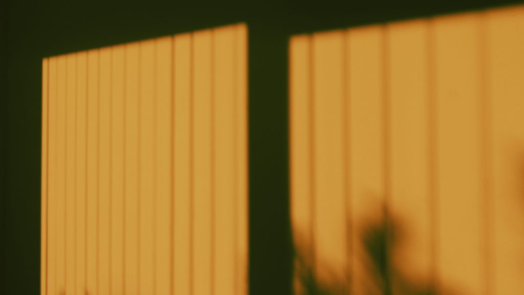 ein-verschwommenes-foto-eines-zauns-und-eines-baumes-tRtranzzZBg