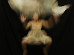 ein-verschwommenes-foto-einer-frau-die-auf-einem-stuhl-sitzt-DW8G-Oc8V3I