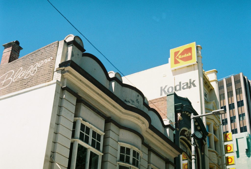 ein-gebaude-mit-einem-schild-darauf-VjiyDRUsP6Y