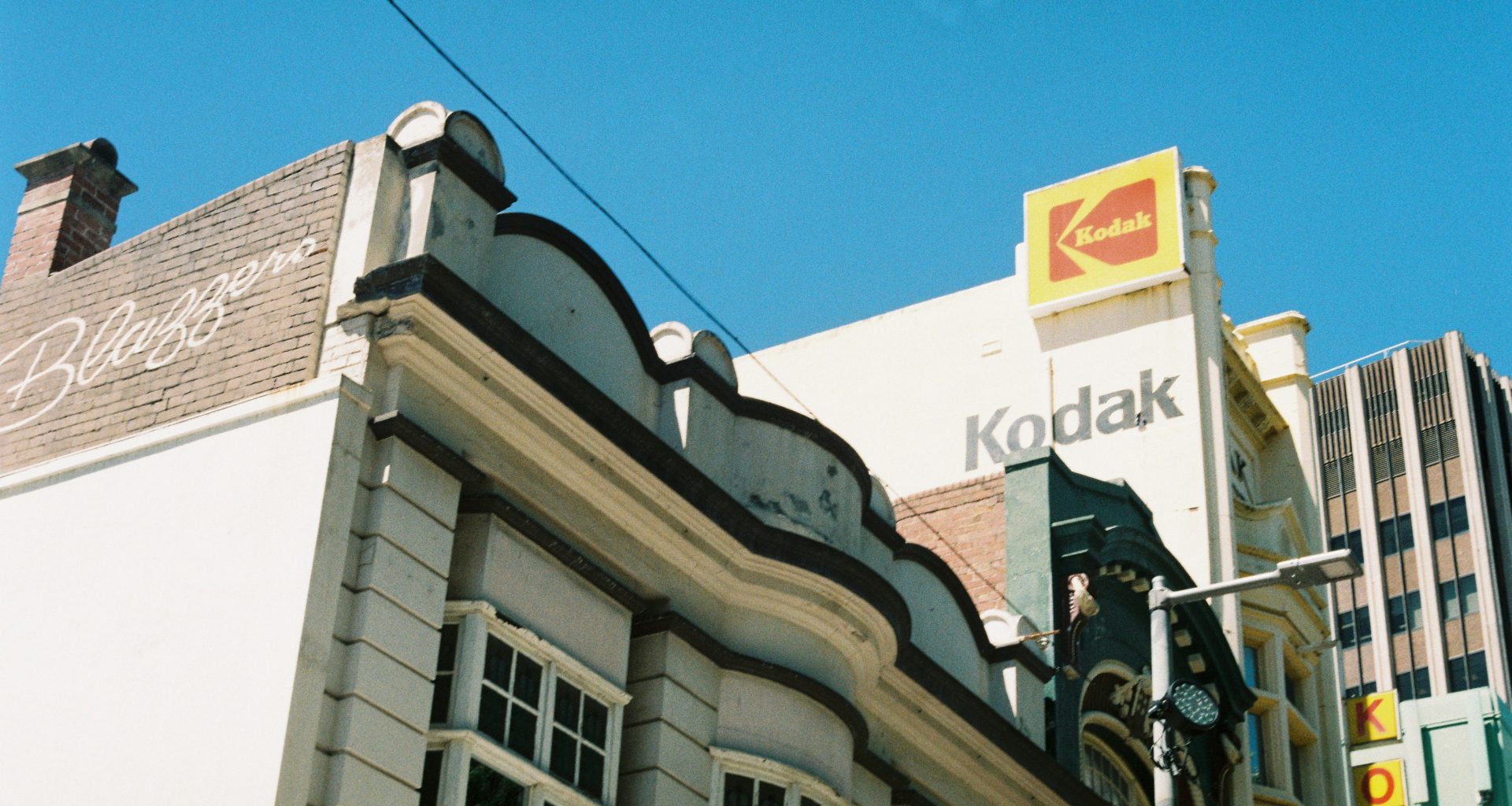 ein-gebaude-mit-einem-schild-darauf-VjiyDRUsP6Y