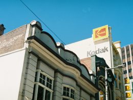 ein-gebaude-mit-einem-schild-darauf-VjiyDRUsP6Y