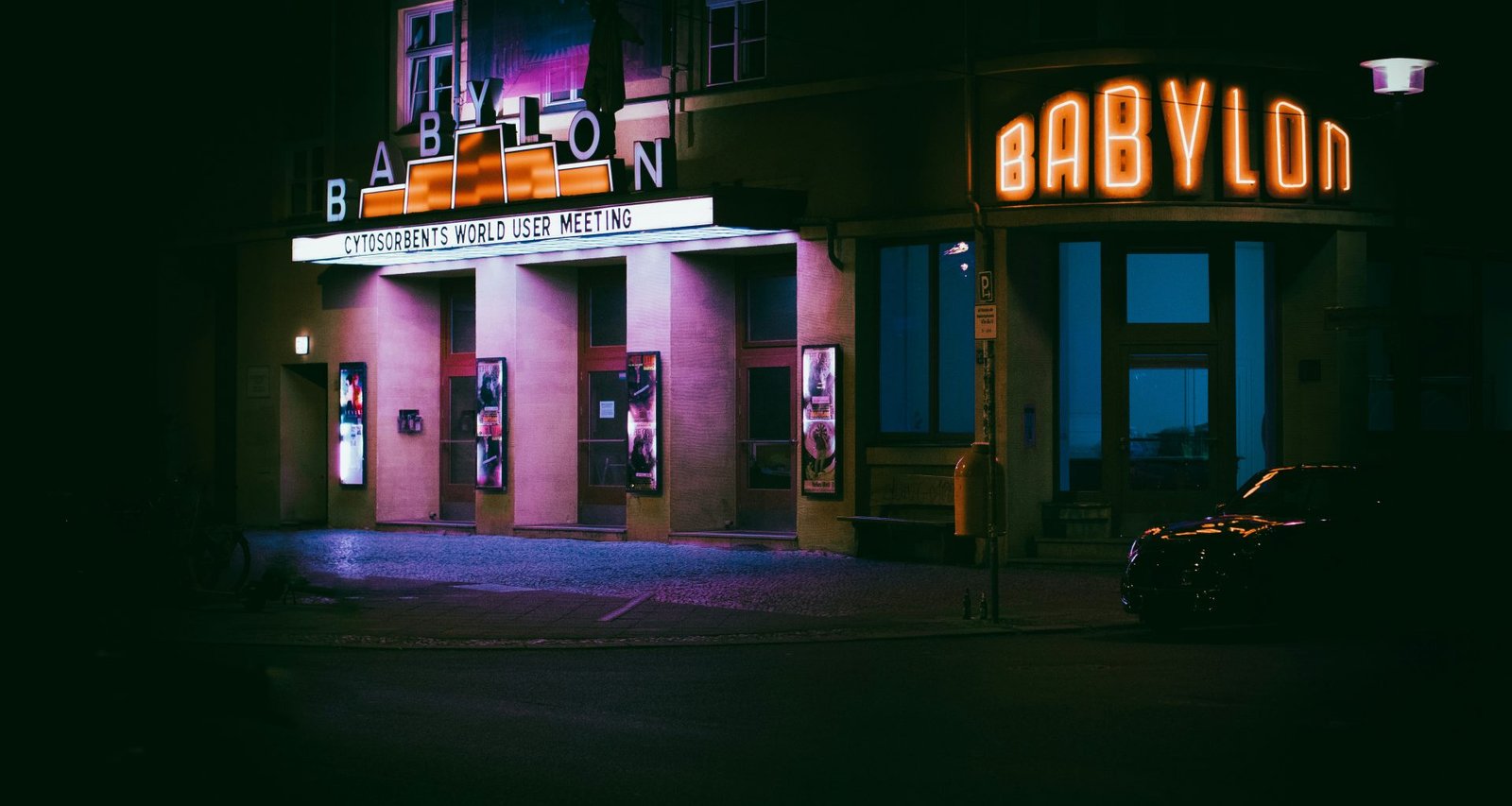 ein-gebaude-mit-leuchtreklamen-217uryxl1Mk