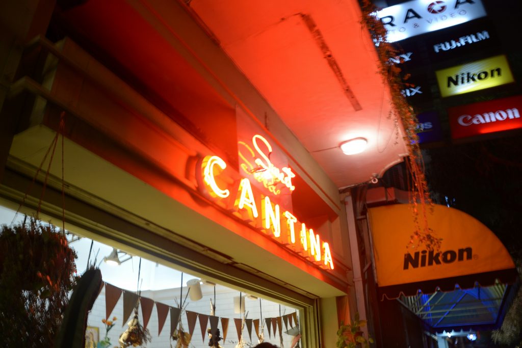 ein-gebaude-mit-leuchtreklamen-tTb7HK2O9hY