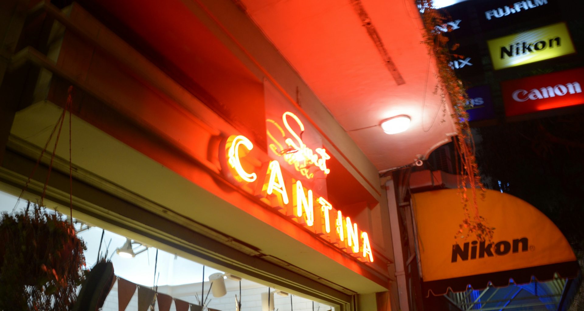 ein-gebaude-mit-leuchtreklamen-tTb7HK2O9hY