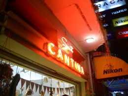 ein-gebaude-mit-leuchtreklamen-tTb7HK2O9hY