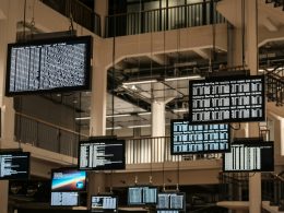 ein-haufen-fernsehbildschirme-die-von-der-decke-hangen-iM8dxccK1sY