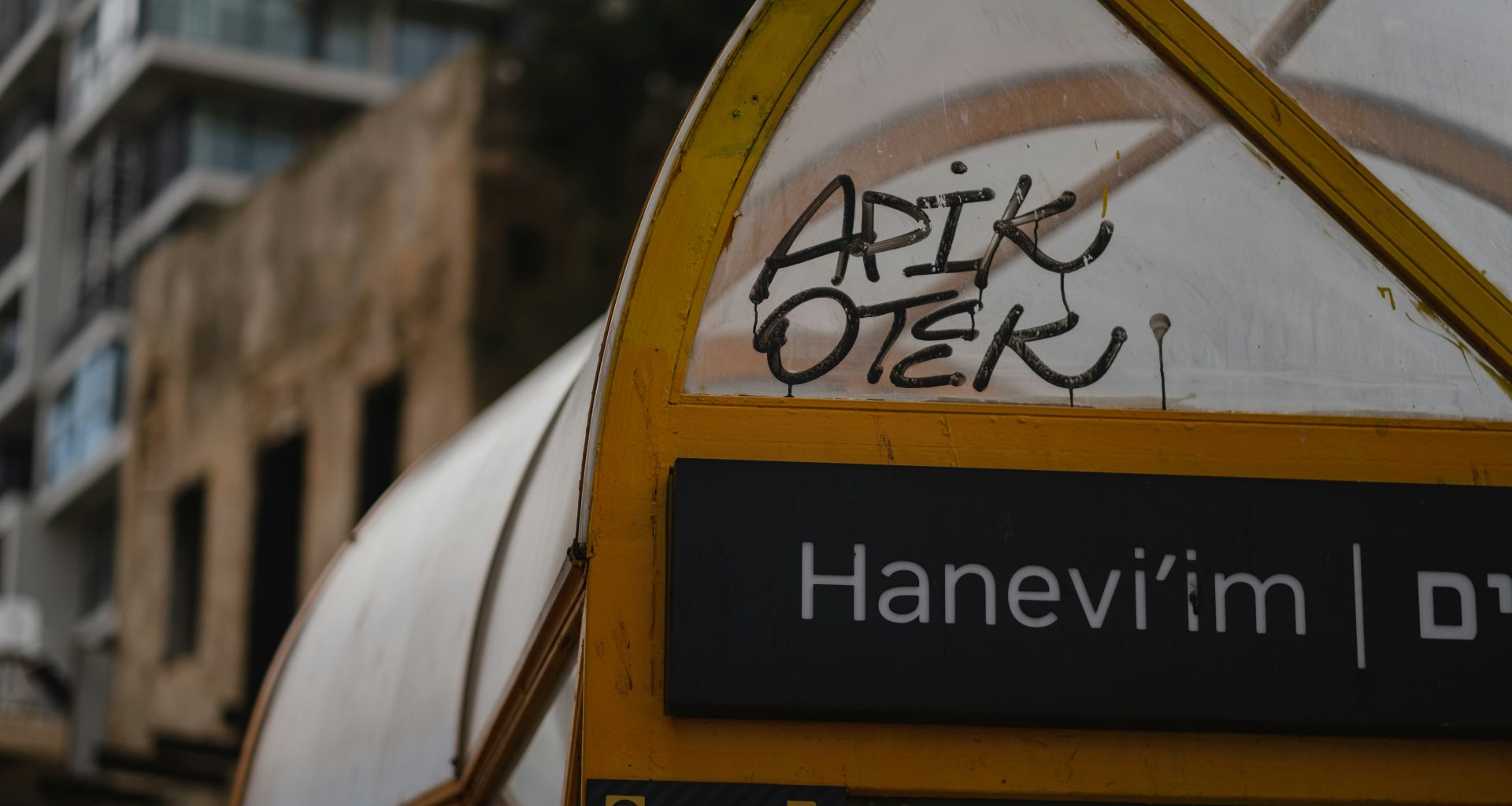 eine-bushaltestelle-mit-graffiti-an-der-seite-MesW2g6wtP8