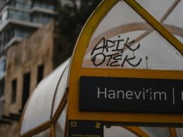 eine-bushaltestelle-mit-graffiti-an-der-seite-MesW2g6wtP8