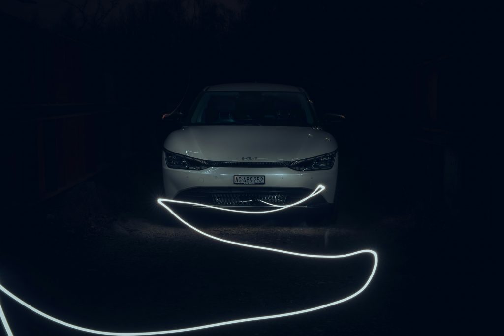 ein-auto-parkt-im-dunkeln-mit-eingeschalteten-scheinwerfern-g9eHHq4ZcGI