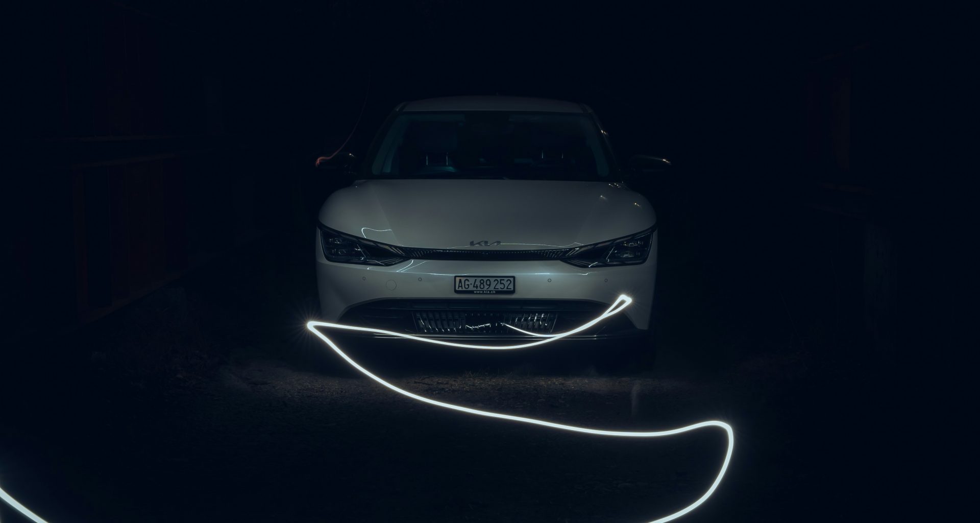 ein-auto-parkt-im-dunkeln-mit-eingeschalteten-scheinwerfern-g9eHHq4ZcGI