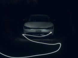 ein-auto-parkt-im-dunkeln-mit-eingeschalteten-scheinwerfern-g9eHHq4ZcGI