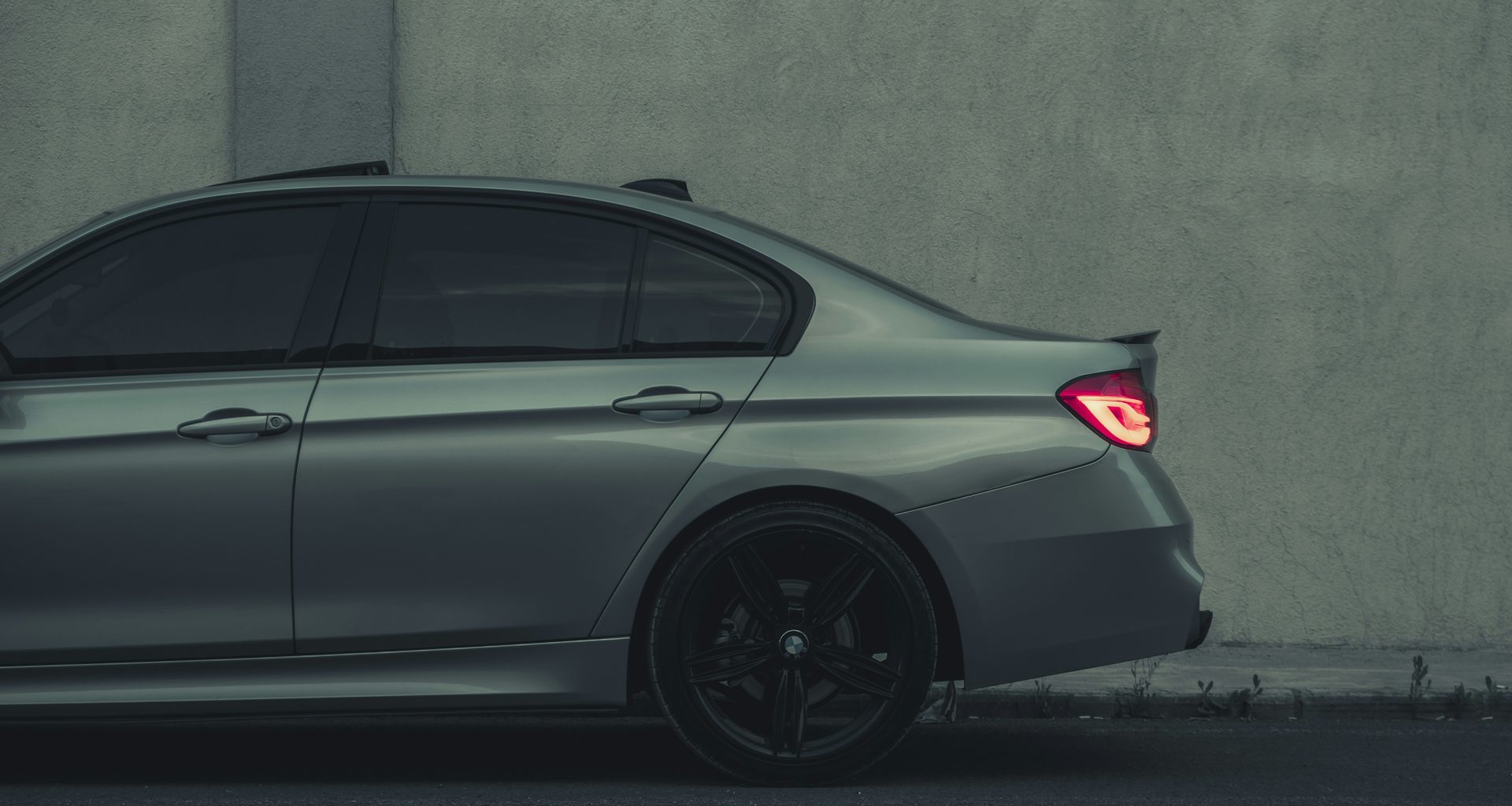 ein-auto-am-strassenrand-geparkt-smmJUMRgMhM