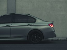 ein-auto-am-strassenrand-geparkt-smmJUMRgMhM