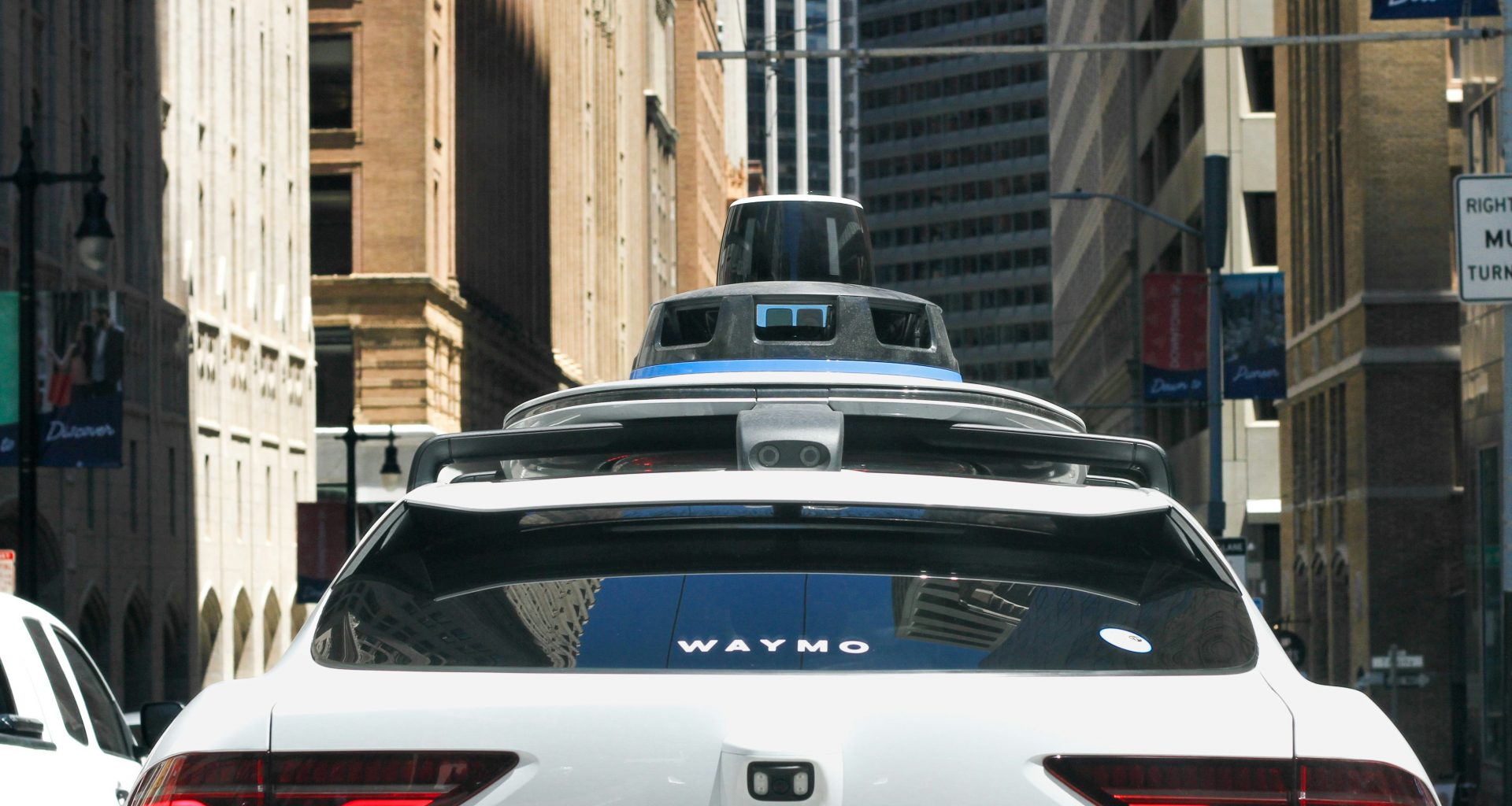 ein-auto-das-die-strasse-entlang-fahrt-Qr67ewAPBvY