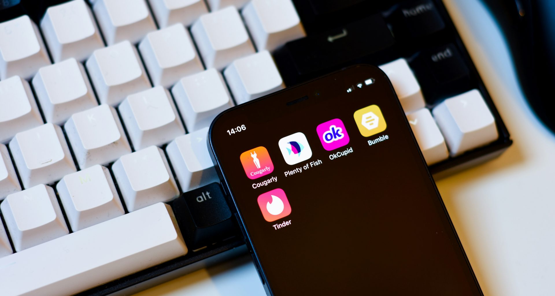 ein-handy-neben-einer-tastatur-Ln2v2Bgi8hU