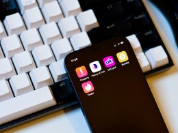 ein-handy-neben-einer-tastatur-Ln2v2Bgi8hU