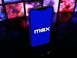 ein-handy-das-auf-einem-tisch-liegt-s2g-OhJKgM8