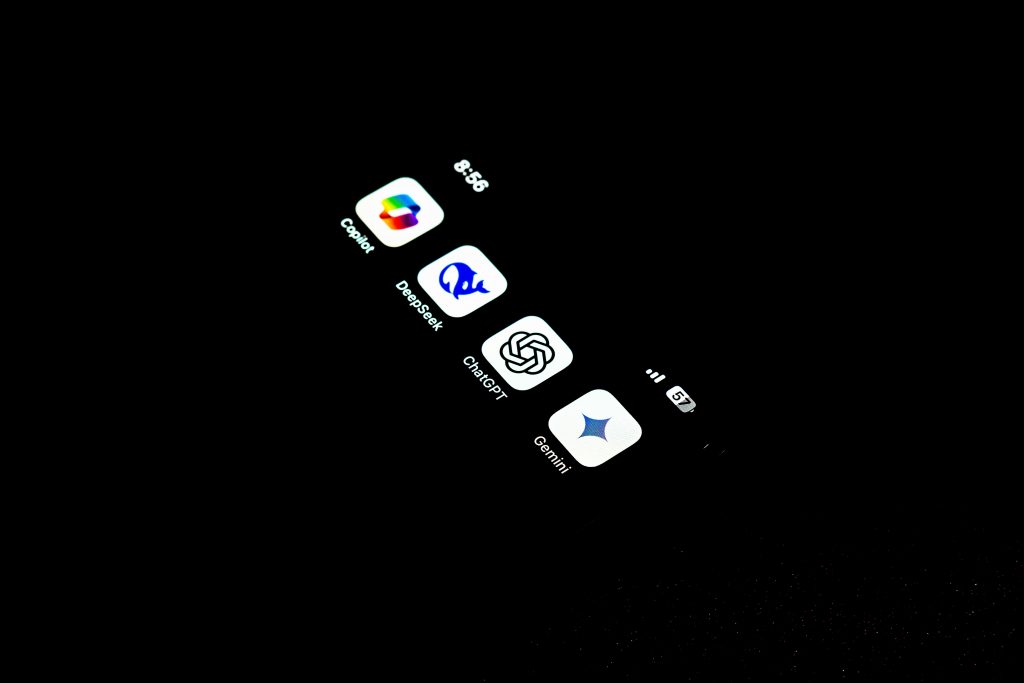 ein-handy-das-im-dunkeln-beleuchtet-ist-4ZimN_iVwWo