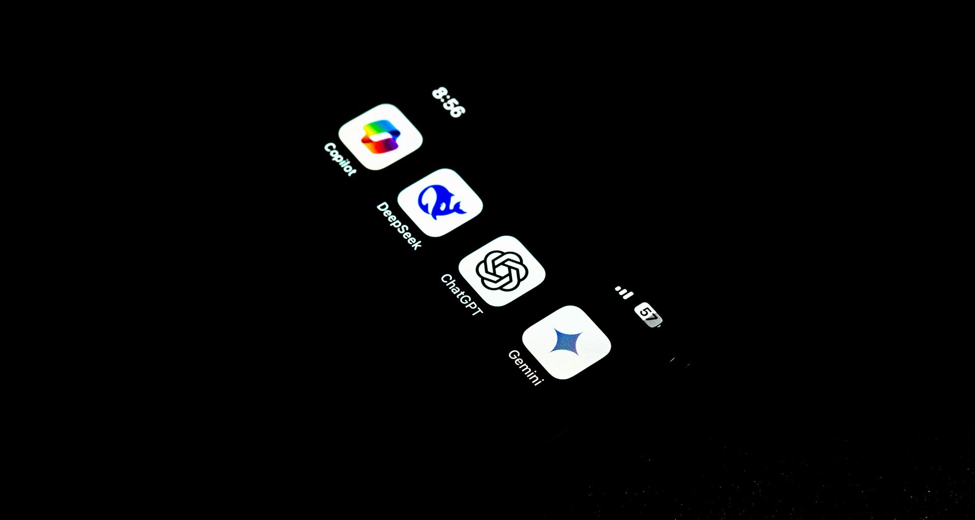 ein-handy-das-im-dunkeln-beleuchtet-ist-4ZimN_iVwWo