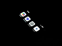 ein-handy-das-im-dunkeln-beleuchtet-ist-4ZimN_iVwWo