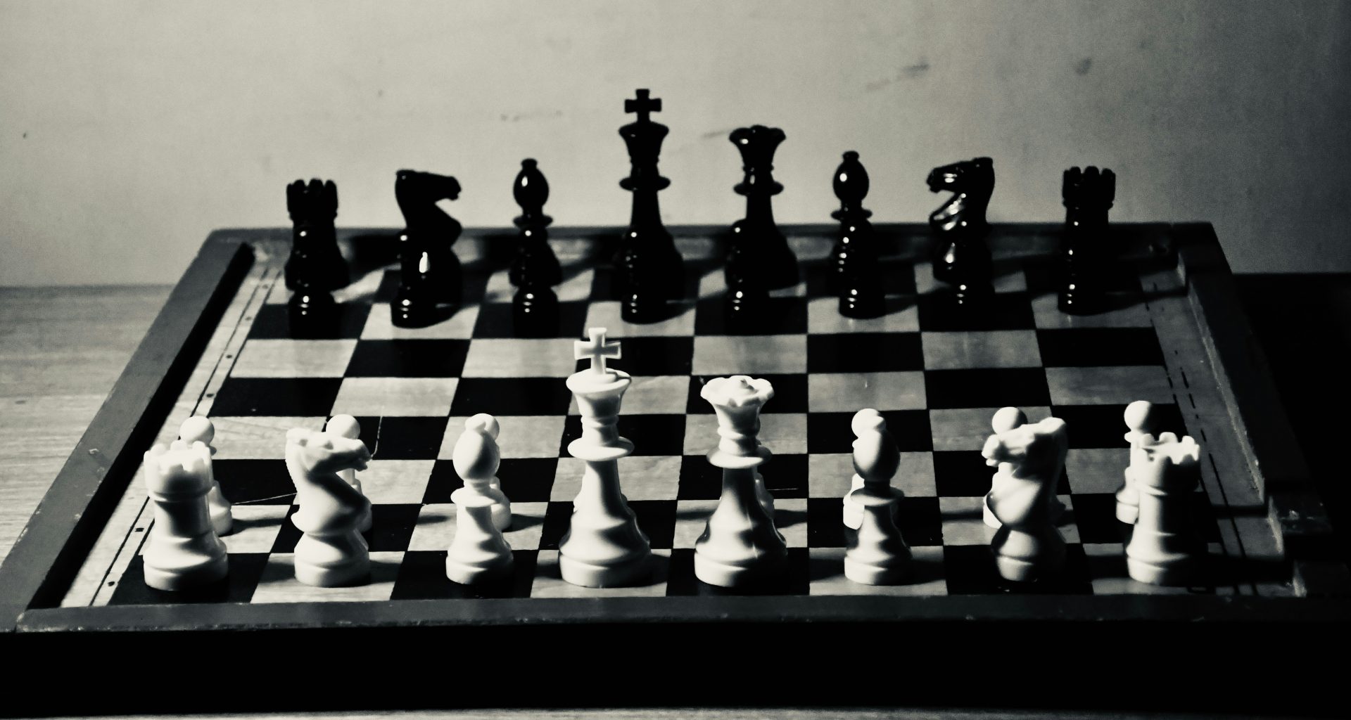 ein-schachbrett-mit-einem-schachbrett-k7QTvaDJJJc