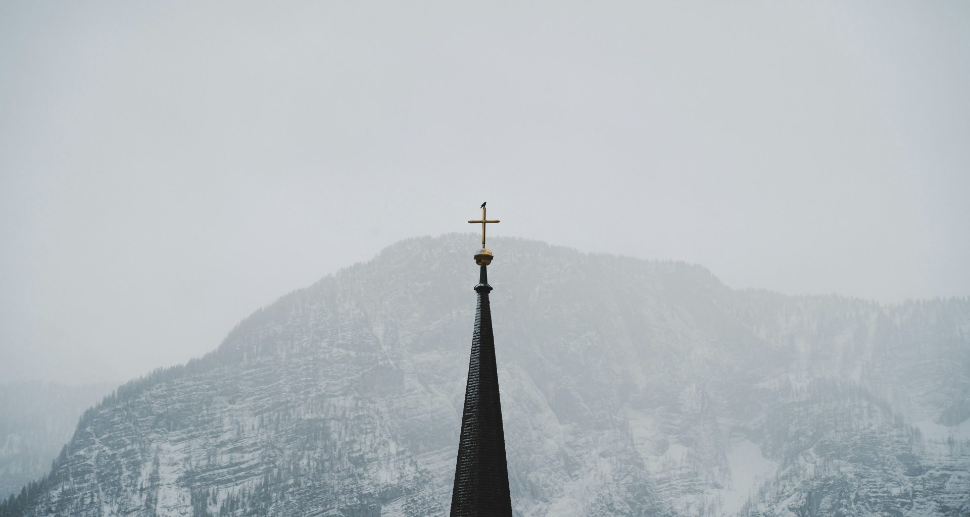 ein-kirchturm-mit-einem-kreuz-darauf-88KPDZ2AB-Q