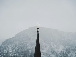 ein-kirchturm-mit-einem-kreuz-darauf-88KPDZ2AB-Q