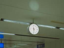 eine-uhr-die-von-der-decke-eines-flughafens-hangt-UDAOZoalTh4