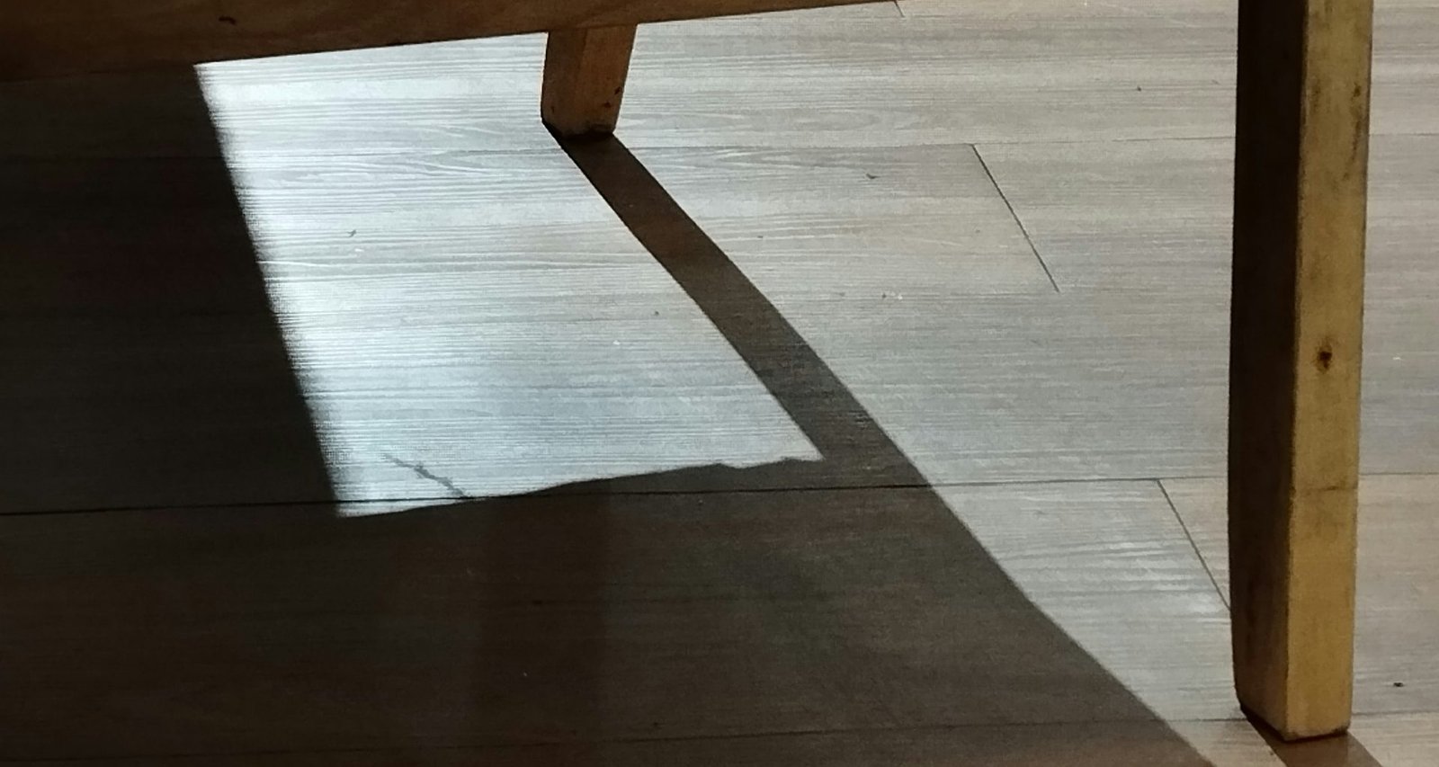 nahaufnahme-einer-bank-auf-einem-holzboden-3M9-HPUf3r0