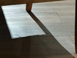 nahaufnahme-einer-bank-auf-einem-holzboden-3M9-HPUf3r0