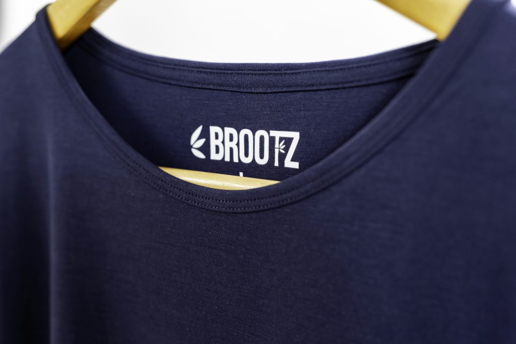 nahaufnahme-eines-schwarzen-hutes--CwzE85mMlE