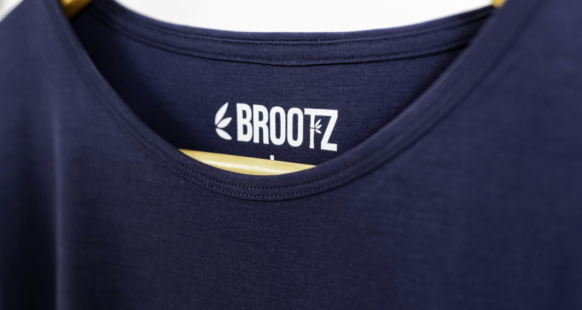 nahaufnahme-eines-schwarzen-hutes--CwzE85mMlE