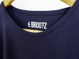 nahaufnahme-eines-schwarzen-hutes--CwzE85mMlE