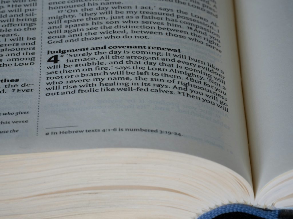 eine-nahaufnahme-eines-buches-mit-einer-aufgeschlagenen-seite-7wDjGcNNbAQ